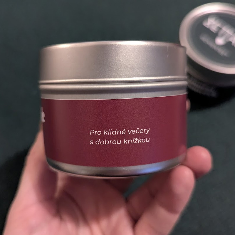 Detail svíčky Zettadi s vlastním brandingem